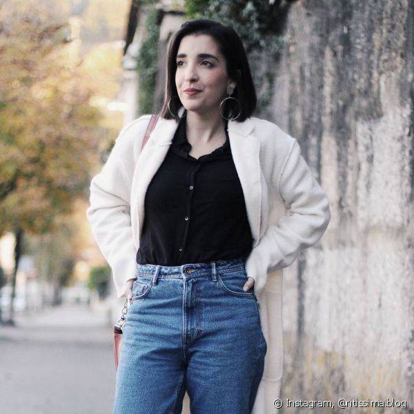 As calças mom jeans e de cintura alta, que são confortáveis e alongam a silhueta, eram febre dos anos 90 e hoje estão nos guarda-roupas da maioria das mulheres (Foto: Instagram @ritissima.blog)